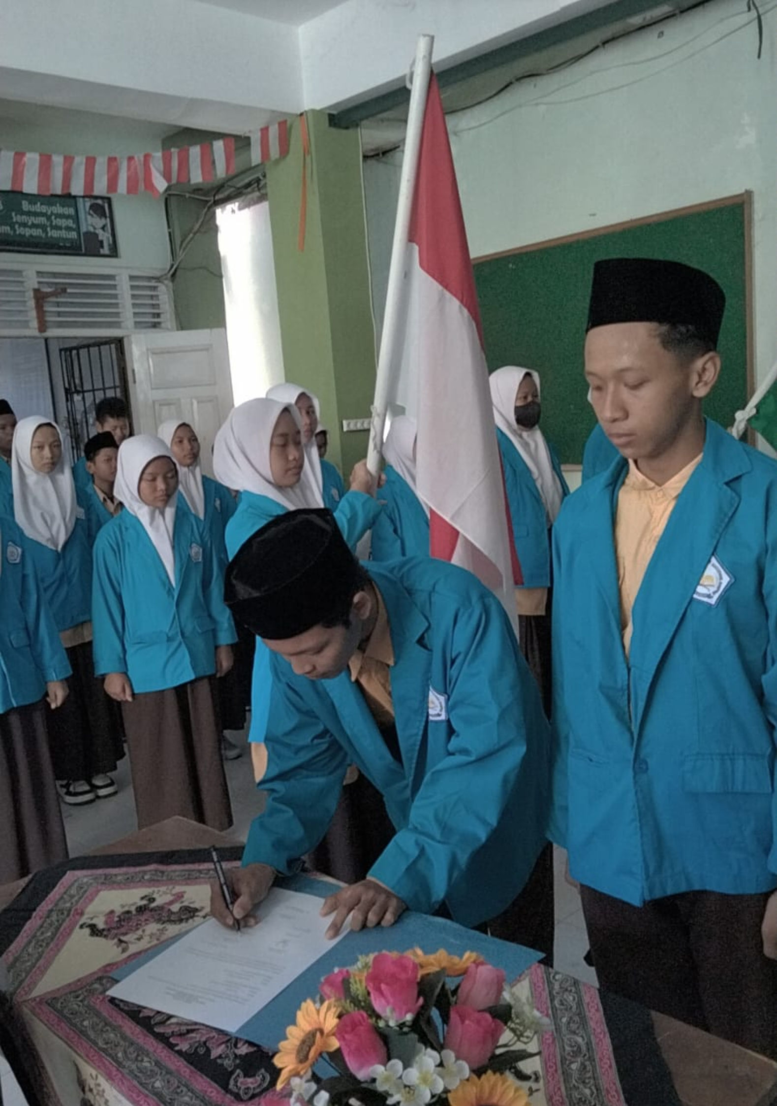 Penandatanan BAP oleh Ketua OSIS terpilih